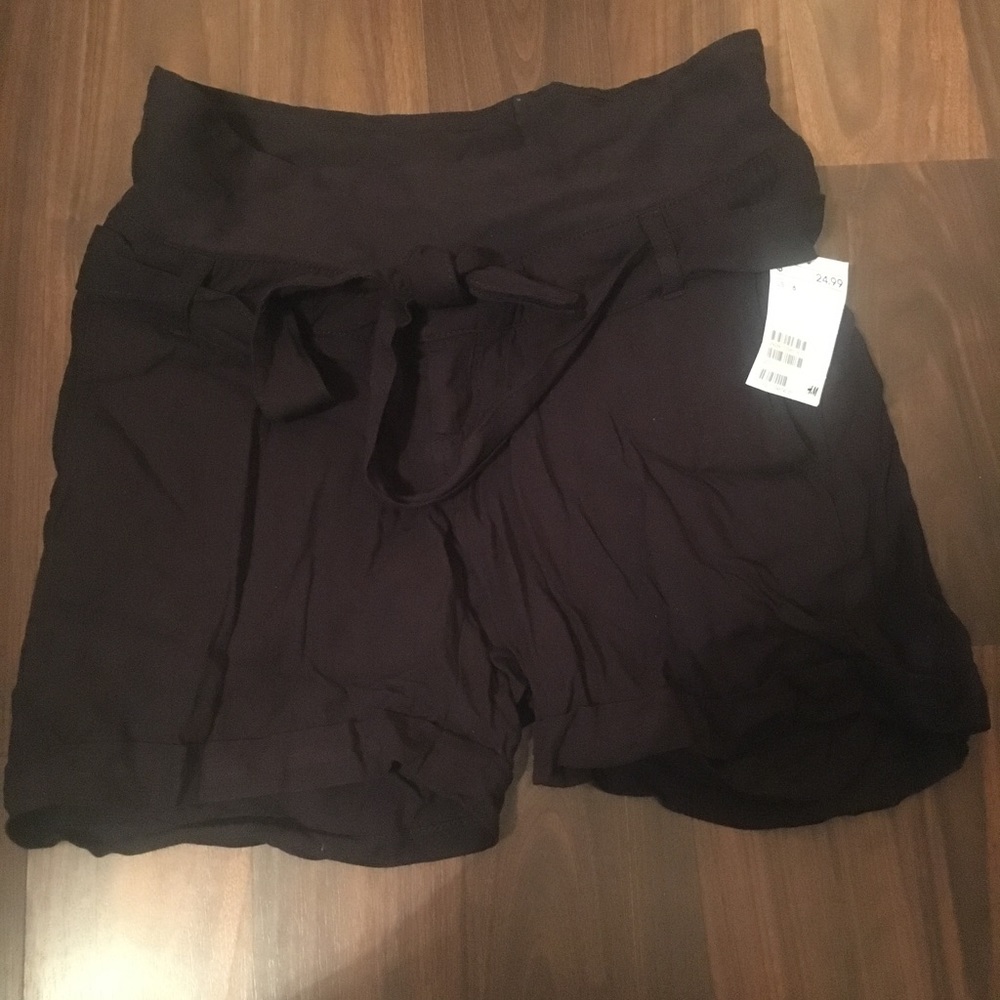 H&M black maternity shorts. Size 6. Brand new.